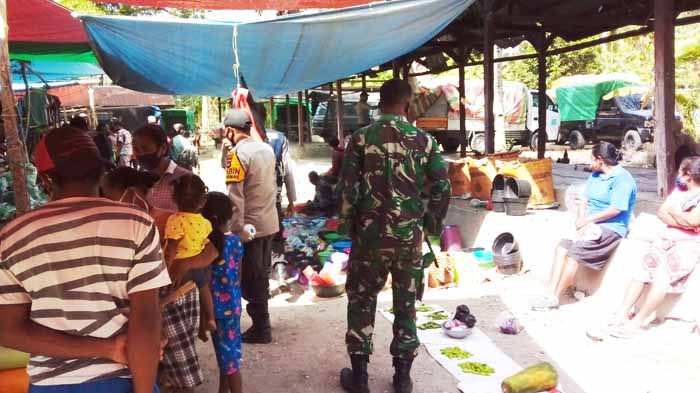 aparat-gabungan-tni-polri-gelar-patroli-ppkm-level-3-di-kabupaten-ttu.jpg