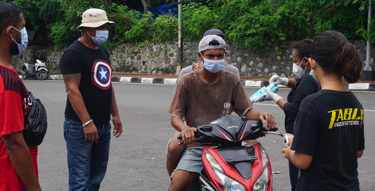 Aparatas Ende Bagi-bagi Masker, Tak Segan Tegur Pengendara yang Cuek