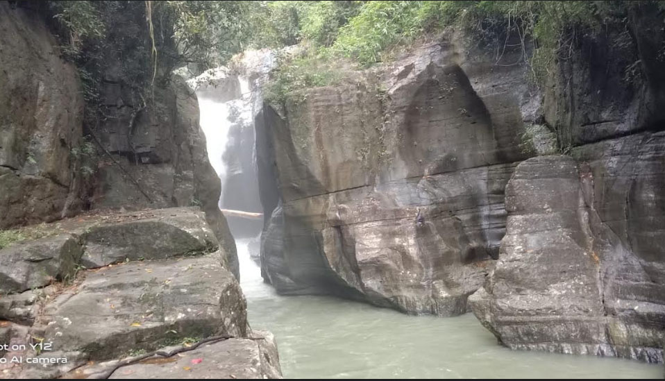 BREAKING NEWS : Wisatawan Asal Labuan Bajo Terbawa Arus Air Terjun Cunca Wulang
