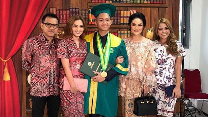 Ashanty dan Krisdayanti Dampingi Wisuda, Rangkulan Azriel saat Foto Bareng Jadi Sorotan Netizen