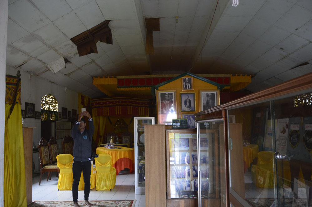 atap-sebelah-dalam-museum-bulungan-kini-bocor_20160401_091335.jpg