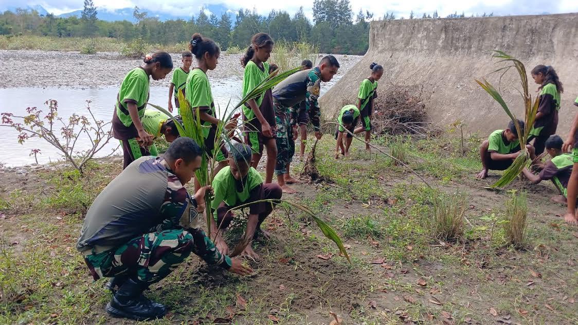 Satgas Yonif 742/SWY Gandeng Warga dan 2 SMPN di Atambua Karya Bakti di Sungai Perbatasan RI-RDTL