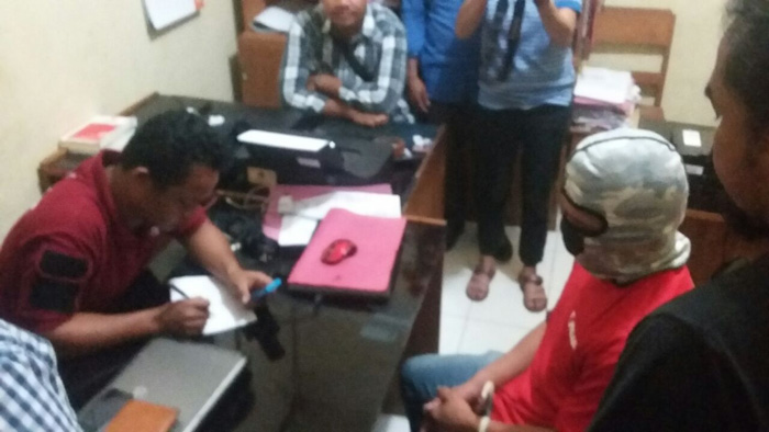att-wajah-ditutup-saat-tiba-di-polres-manggarai-barat_20180322_185259.jpg
