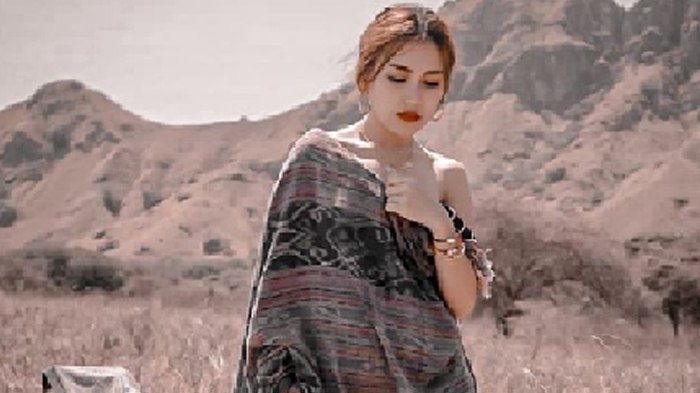 ayu-ting-ting-busana-kain-tenun-ikat-ntt.jpg