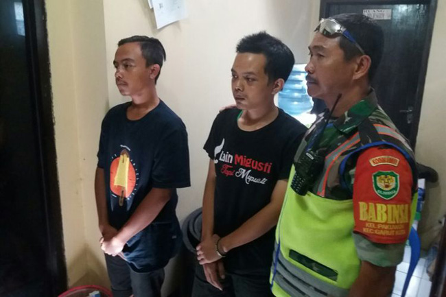 babinsa-koramil-garut-kota-bersama-dua-pemuda-mabuk-yang-diamankan-di-mapolsek-garut-kota_20180702_201439.jpg