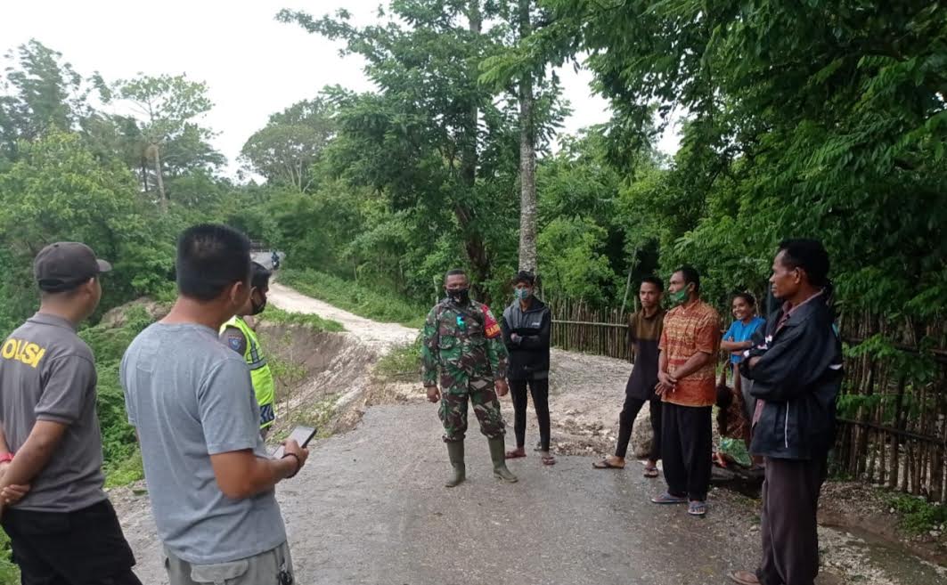 Babinsa 1604/Batakte Monitor Desa Binaan Yang Terdampak Longsor