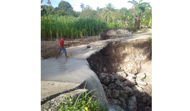 BREAKING NEWS: Badan Jalan Penghubung Desa Kuatae dan Kelurahan Cendana Amblas Akibat Longsor