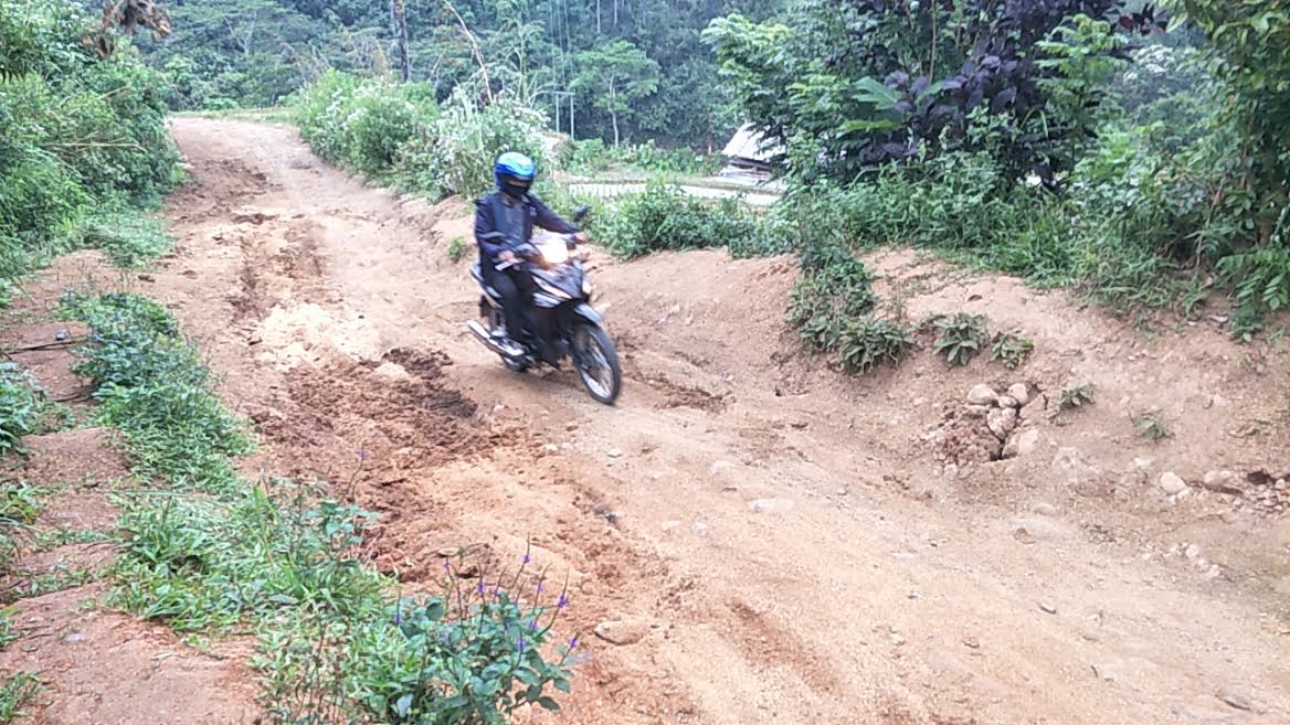 badan-jalan-wae-tegel-wae-nggori-terlihat-rusak-berat.jpg