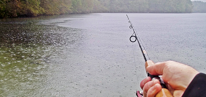 Nekat Memancing Saat Hujan Deras, Hal Mengerikan Menimpa Pria Ini. Jangan Ditiru