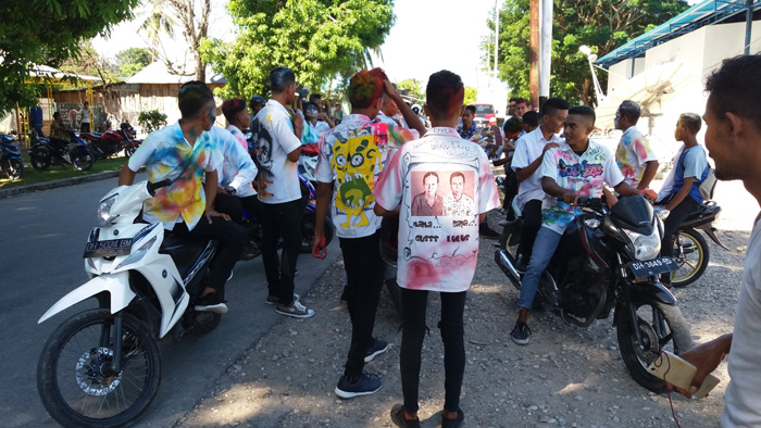 Aksi Coret Seragam di Betun Ternyata Ada yang Kreatif. Seorang Siswa Menulis di Bajunya Seperti Ini