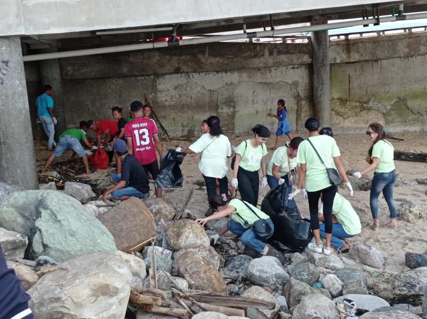 Peduli Kebersihan, RSIA Dedari Kupang Gelar Baksos Bersihkan Pantai Kelapa Lima
