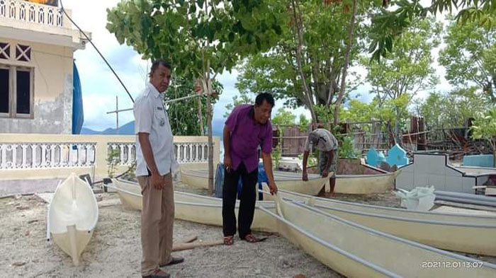 Bangkitkan Ekonomi Nelayan, Desa Kojadoi Bantu 50 Unit Sampan Bagi Warganya