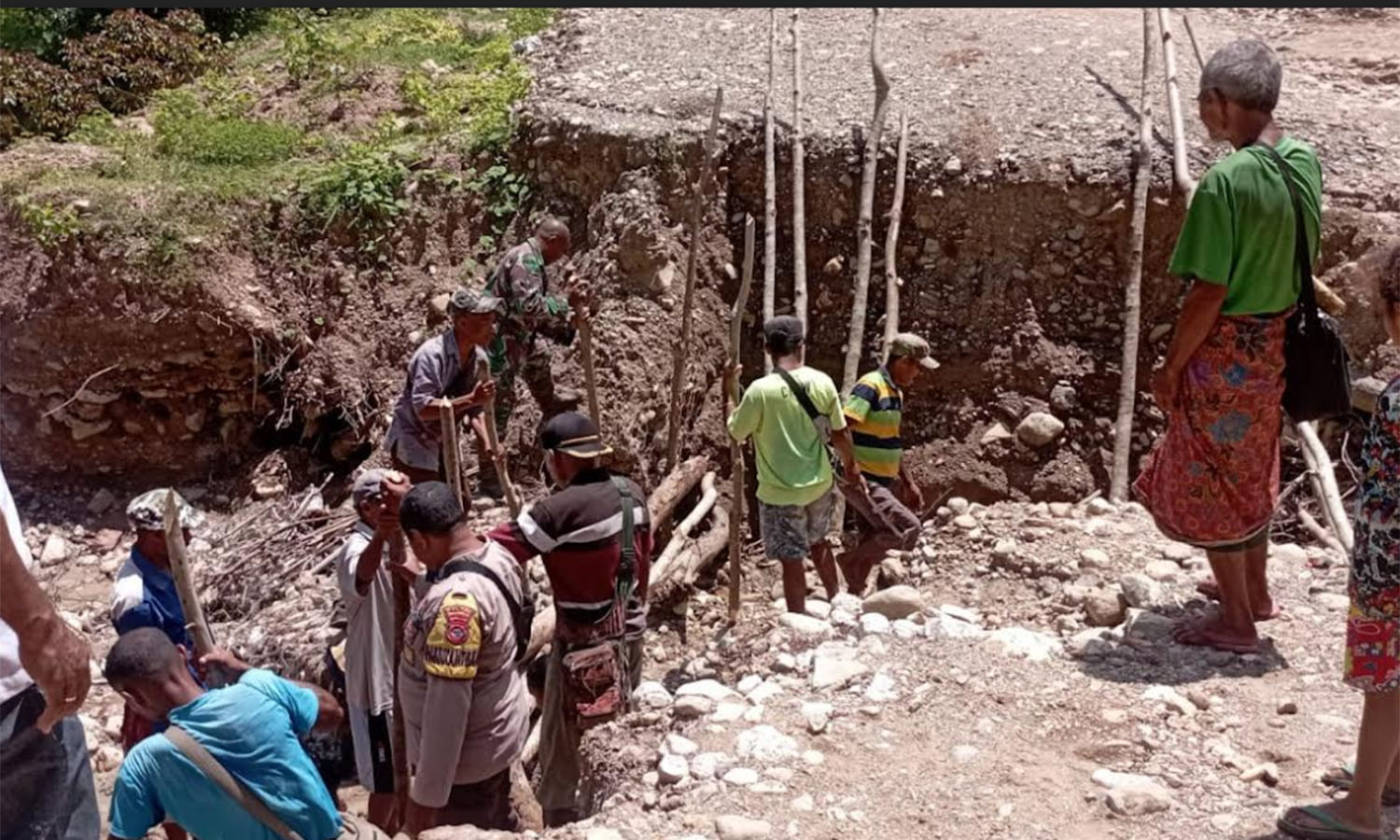 Jalan Putus Akibat Longsor, Babinsa dan Warga Timor Tengah Selatan Bangun Jembatan Darurat