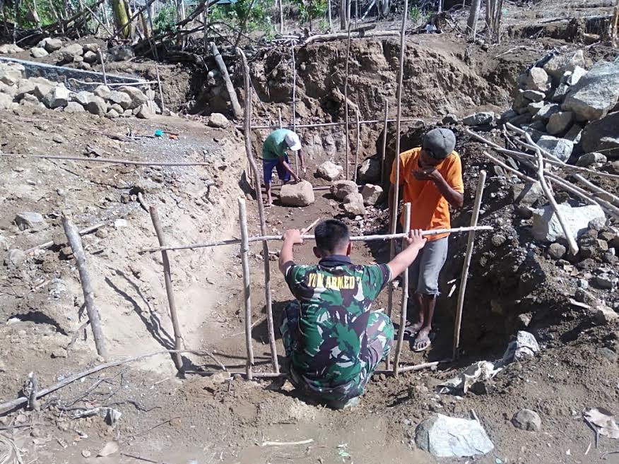 TNI Bantu Warga Bangun Talud Saluran Irigasi di Desa Manamas