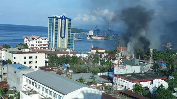 bangunan-terbakar-dalam-aksi-anarkis-di-jayapura.jpg