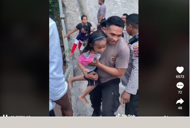 Video Viral TikTok, Anggota Polda NTT dan Polres Kupang Bantu Seberangi Warga di Jembatan Putus