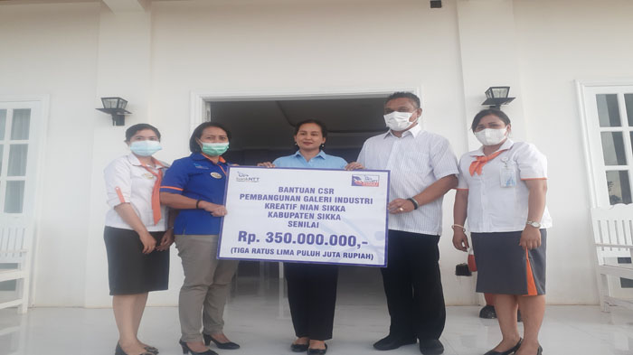 bank-ntt-serahkan-csr-rp-350-juta-untuk-pembangunan-galeri-industri-kreatif-nian-sikka.jpg