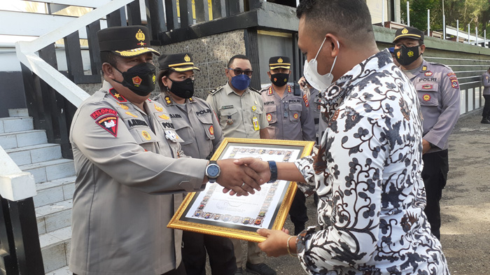 Bantu Polda NTT, Advokat Muda Bildad Thonak Diberi Piagam Penghargaan