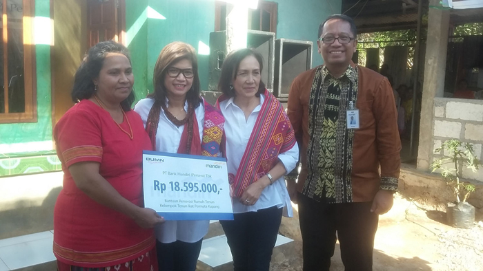 Wah Senangnya Kelompok Tenun Ikat Ini Dapat Pelatihan dari Desainer Busana Ternama