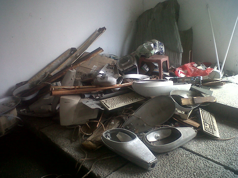 Aduh, Sampah Eletronik Dibiarkan Bertumpukan di Kantor Bupati Ende