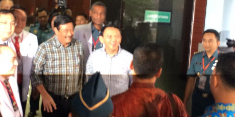 Ahok-Djarot Kenakan Kemeja Kotak-kotak Saat Tes Kesehatan di RSAL Mintohardjo