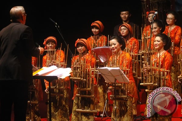 Batik dan Angklung Jadi Bintang