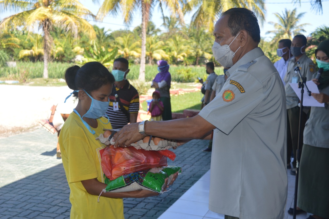 Dukung Gerakan Solidaritas Peduli Covid 19, BBPP Kupang Salurkan Paket Sembako