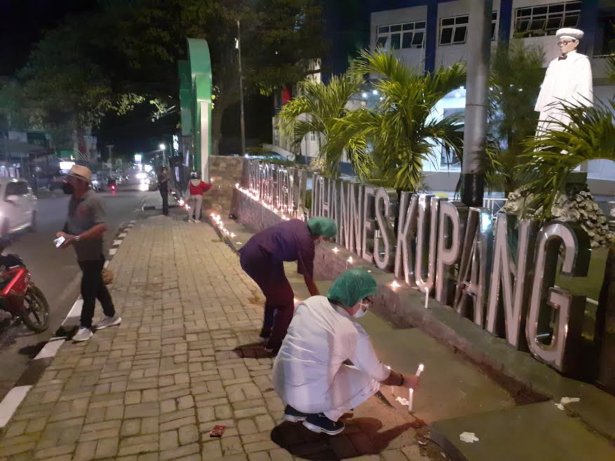 1000 Lilin Menghiasi Depan RSUD Prof. W.Z Yohanes Kupang