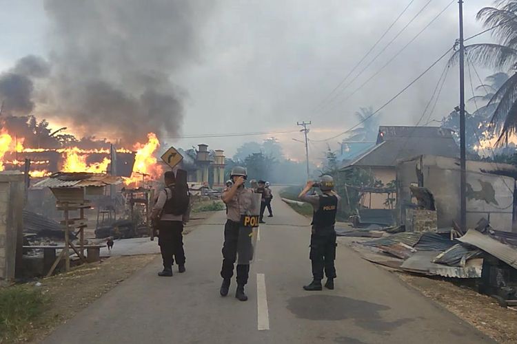 beberapa-fakta-kerusuhan-di-buton-2-tewas-87-rumah-dibakar-hingga-700-warga-mengungsi.jpg