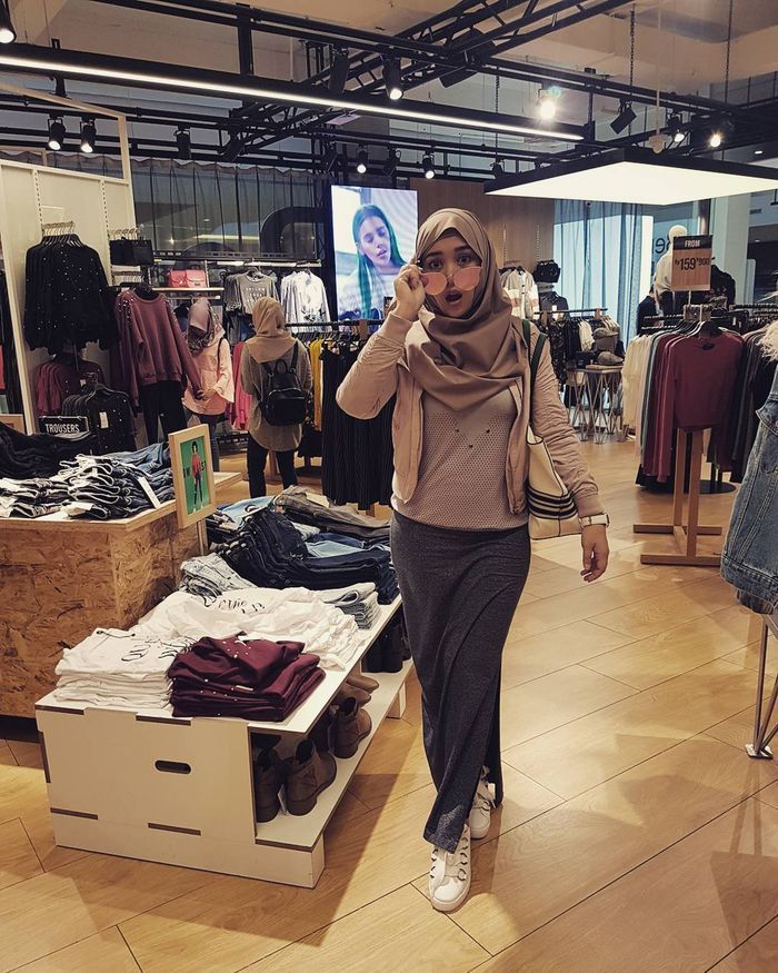 Pamer Uang, Suka Traveling dan di Pesawat First Class. 6 Potret Istri Ketiga Opick Bebi Silvana