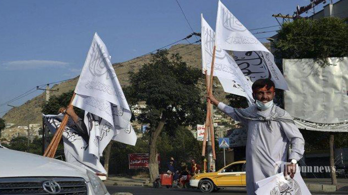 Taliban Makin Tegas Copot Bendera Afghanistan Lalu Gantikan dengan Bendera Putih Berkalimat Syahadat