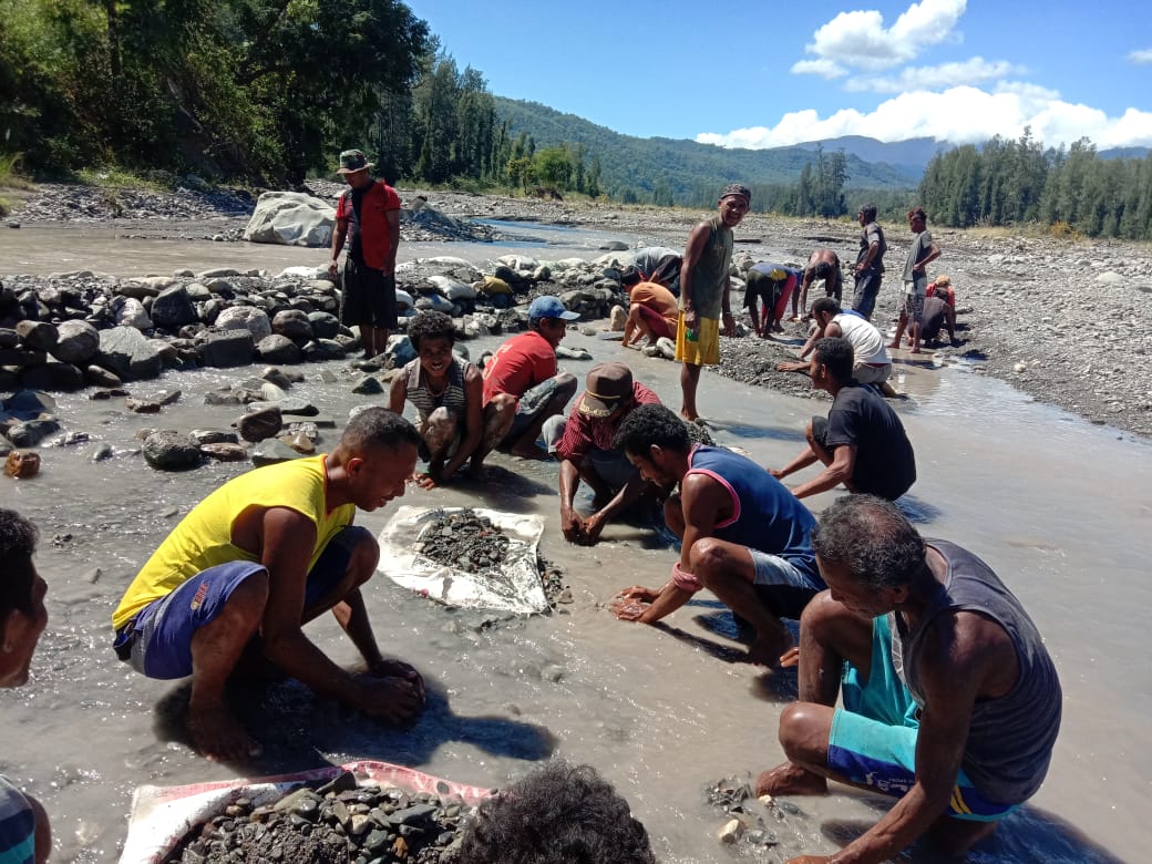 Dengan Peralatan Seadanya, Warga Amfoang Timur Gotong Royong Bendung Kali Noelfael