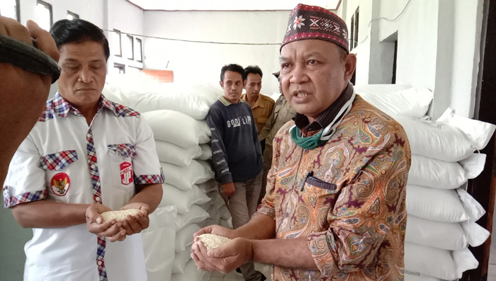 beras-bantuan-untuk-korban-phk-di-borong-dan-rana-mese-tak-berkualitas-yohanes-tidak-manusiawi.jpg