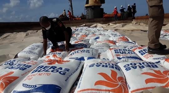 beras-impor-asal-vietnam-berjumlah-5000-ton-yang-telah-tiba-di-pelabuhan.jpg
