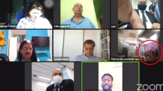 Tak Matikan Kamera Saat Rapat Virtual, Oknum Dewan Bersetubuh Di Ranjang Jadi Tontonan Para Peserta