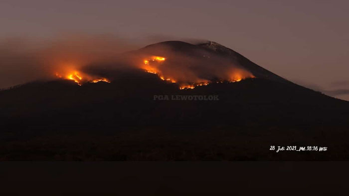 BNPB Kerahkan Helikopter Water Bombing Padamkan Api di Lereng Ile Lewotolok