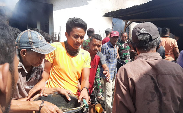 BPBD Manggarai Beri Bantuan Tanggap Darurat Untuk Korban Rumah Terbakar Api di Reo