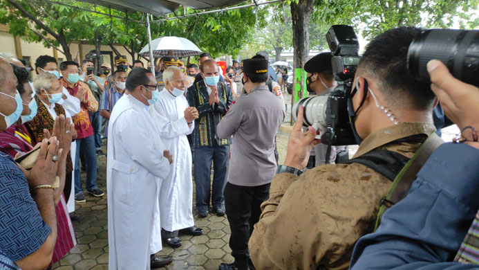 BREAKING NEWS: Kapolri Jenderal Listyo Sigit Prabowo Disambut Hujan di Gereja Santo Yosef Naikoten