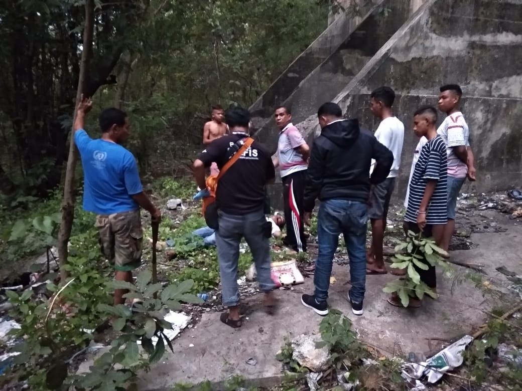 Puluhan Warga Tonton Evakuasi Jenazah Pemuda yang Bunuh Diri di Jembatan Liliba Kupang