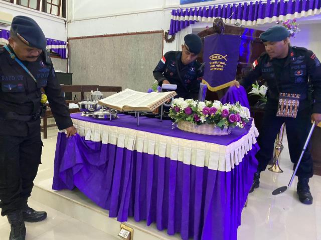 Tim Jibom Gegana Polda NTT Lakukan Sterilisasi Gereja Jelang Ibadah Paskah