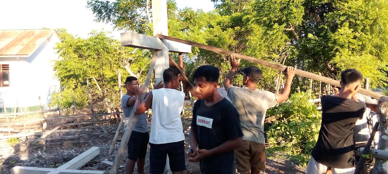 Paskah 2023, Jemaat GMIT Eklesia Leoge Sabu Raijua Bahu Membahu Buat Salib