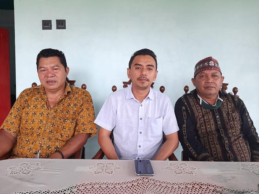 budi-karsidin-tengah-dan-anggota-dprd-ntt-yohanes-rumat.jpg
