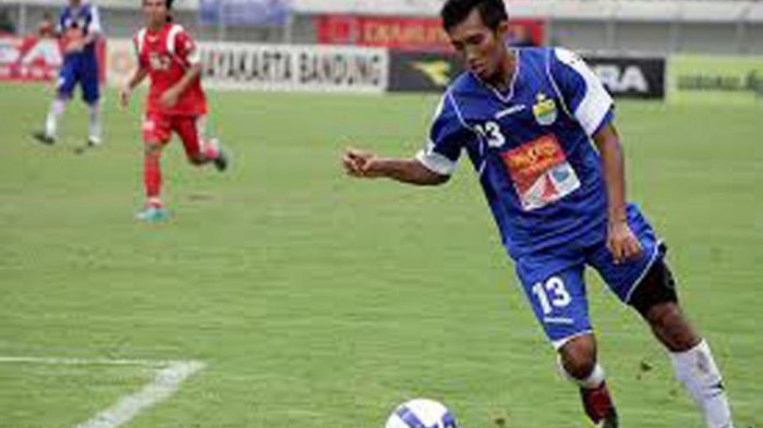 budi-sudarsono-saat-mengenakan-jersey-persib-bandung.jpg