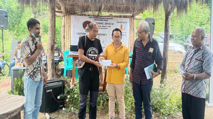 Buku Bunga Rampai Mengenang Pater Servulus Isaak Resmi Diluncurkan