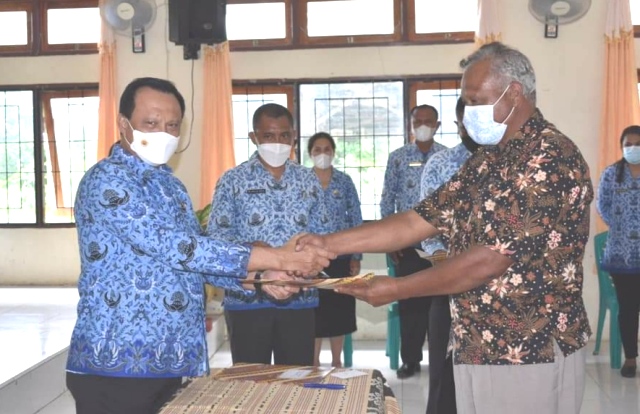 bupati-belu-dr-agustinus-taolin-sp-pd-menyerahkan-bantuan-sarana-pendidikan-paud.jpg