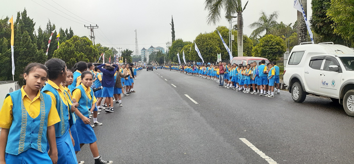 bupati-dan-wabup-manggarai-sambut-uskup-sipri-di-pintu-masuk-kota-ruteng.jpg