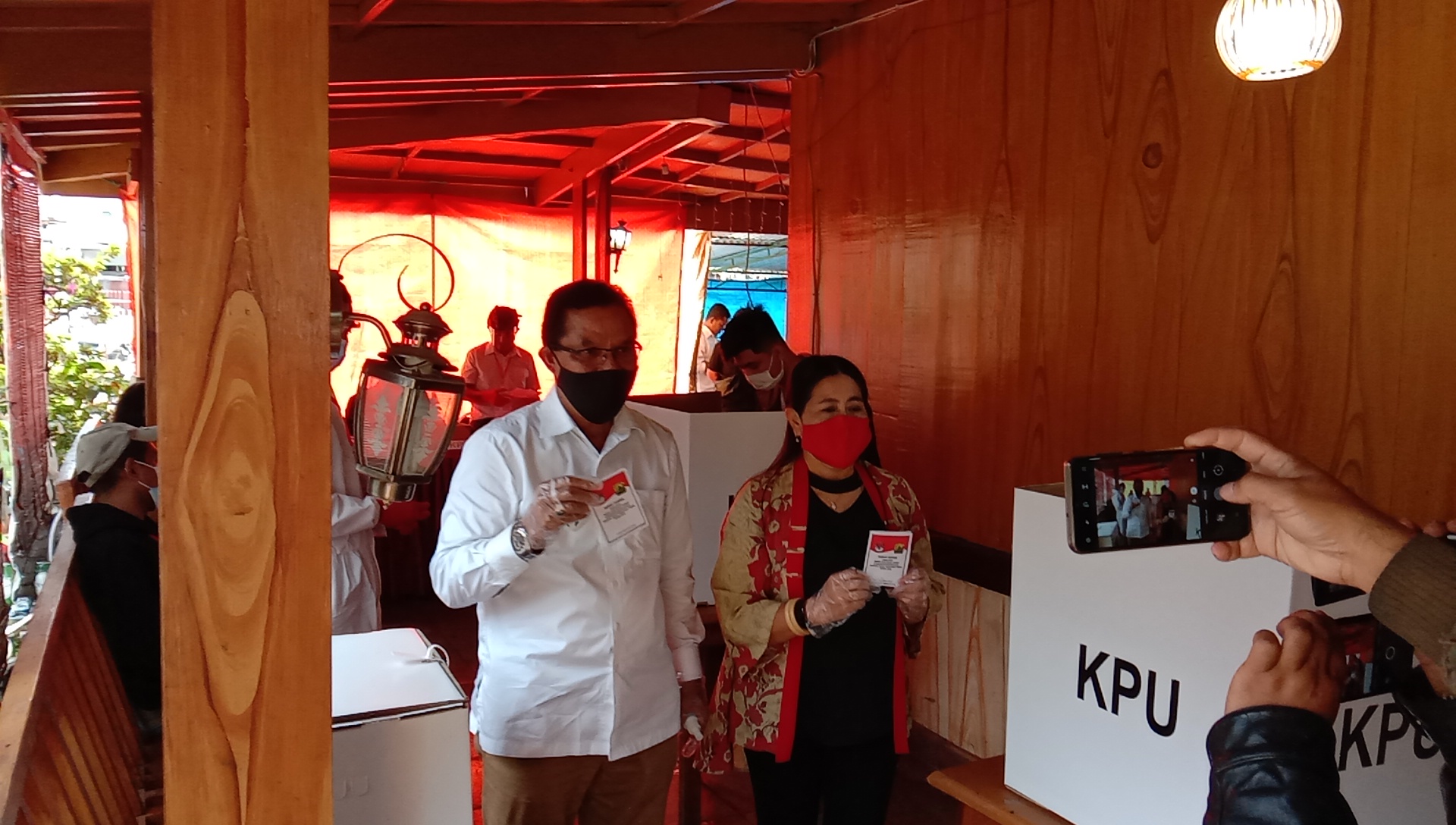 Ini Yang Disampaikan Deno Kamelus Usai Ikut Coblos di TPS 01 Mbaumuku