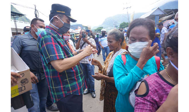 Bupati Djafar Tegur Pedagang di Pasar Wolowona Sudah Dikasih Makser Tapi Tidak Pakai