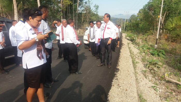 bupati-malaka-stefanus-bria-seran-bersama-pimpinan-opd-saat-memantau-kondisi-jalan-biudukfoho_20181003_215637.jpg