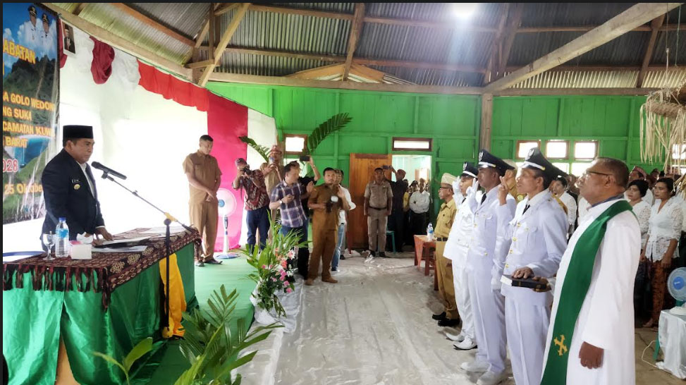 bupati-manggarai-barat-edistasius-endi-saat-melantik-4-kades.jpg